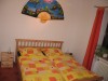 Oranges Schlafzimmer - Bett